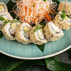 Ролл Калифорния в кунжуте