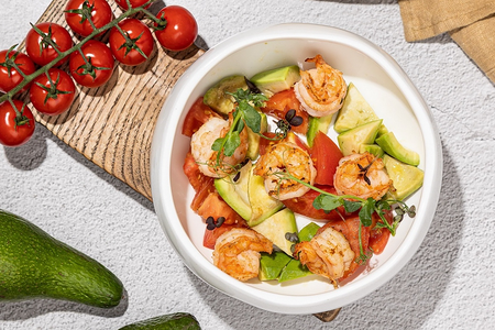 Салат с креветками и авокадо