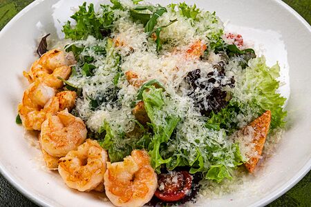 Салат Цезарь с креветками