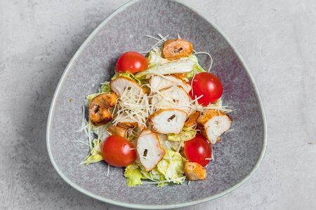 Салат Цезарь с куриной грудкой