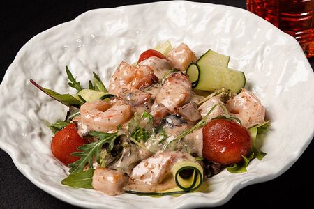 Теплый салат с морепродуктами и ореховым соусом