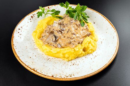 Бефстроганов с пюре