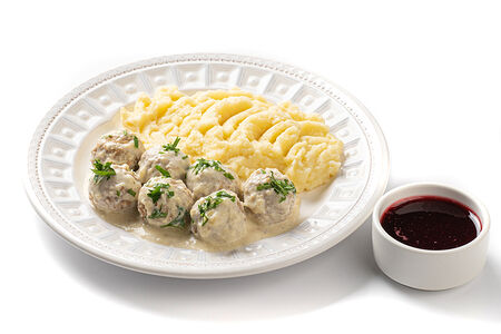 Фрикадельки с пюре и брусничным соусом