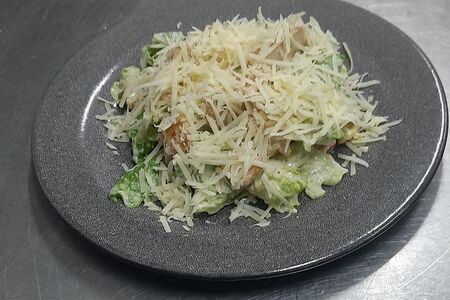 Салат Цезарь с курицей