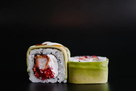 С креветкой темпура и авокадо