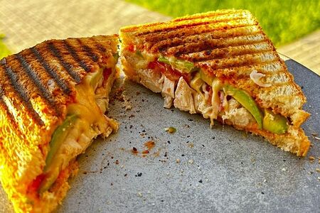 Сэндвич с курицей и авокадо 