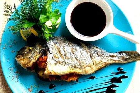 Дорадо жаренная в специях на гриле, фаршированный овощами