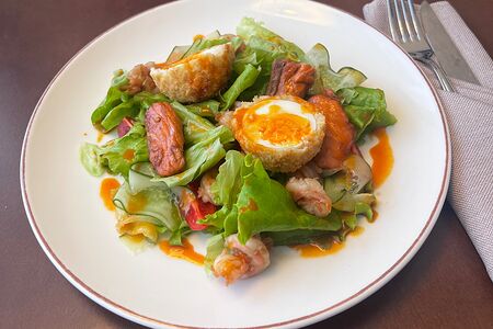 Салат с жареным лососем и креветкой, яйцом фри и апельсиново-морковным соусом