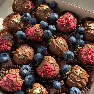 Клубника в молочном шоколаде с голубикой 