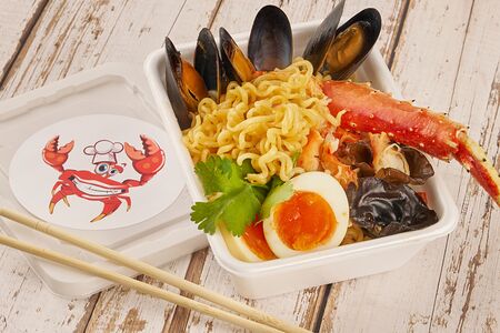 Доширак с крабом и мидиями