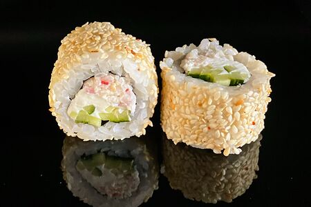 Ролл Калифорния в кунжуте