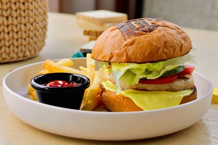 Kids Бургер с котлеткой и картофелем фри