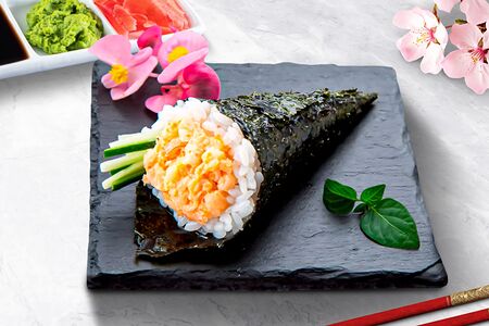 Ручной ролл с креветкой