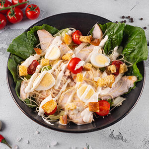 Салат Цезарь с цыпленком