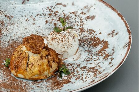 Штрудель с вишней, корицей и орехами