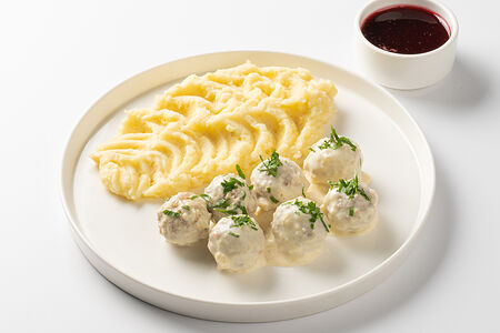 Фрикадельки с пюре и брусничным соусом