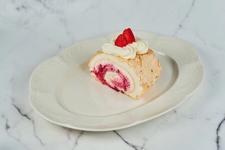 Меренговый рулет с вишней