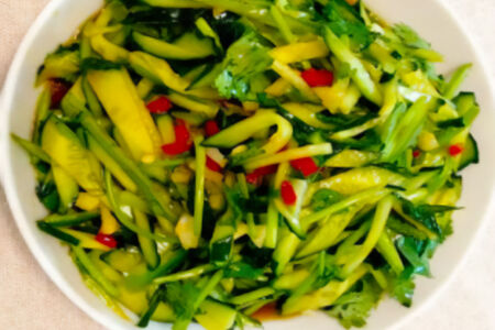 Острый салат из огурцов, кинзы и лука