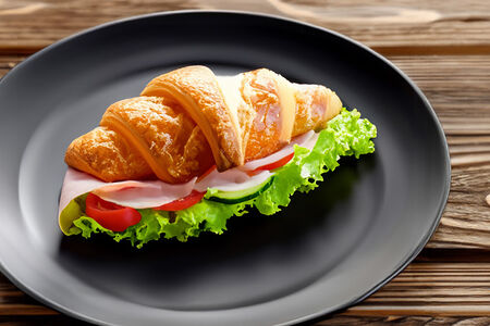 Круассан с ветчиной