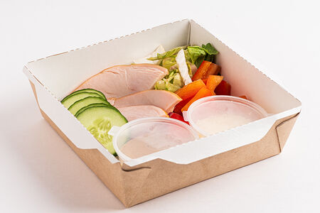 Салат с копчёной индейкой и перечным соусом