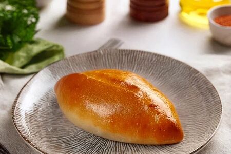 Пирожок с капустой и яйцом