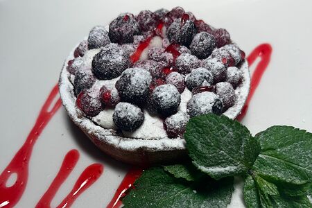 Тарталетка с черной смородиной