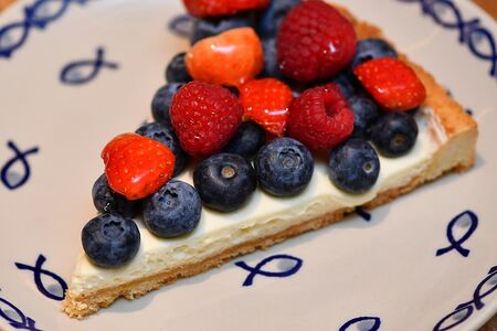 Пирог со свежими ягодами