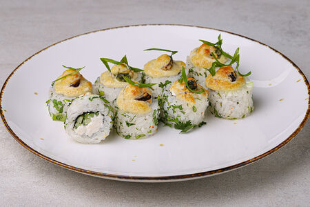 Ролл запечённый с мидиями и соусом дорблю