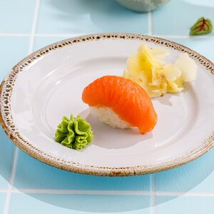 Суши с лососем