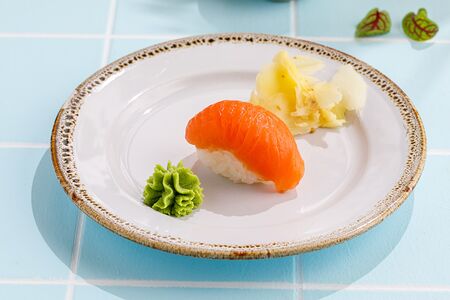 Суши с лососем