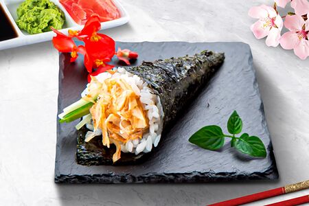 Ручной ролл с жаренным лососем