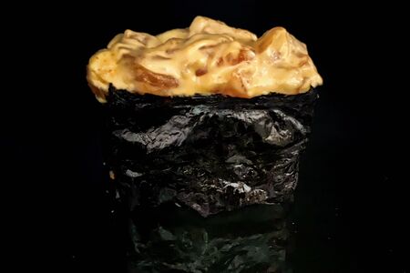 Гункан с лососем