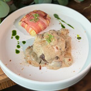 Гамбургский стейк с картофелем, беконом и рагу из белых грибов