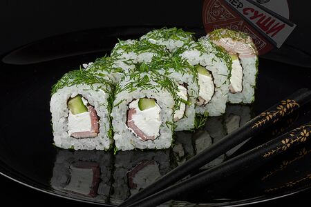 Ролл с беконом в укропе