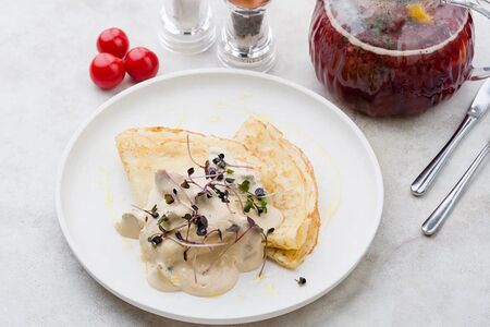 Блинчики с куриным филе, вешенками, сметаной и зеленым маслом