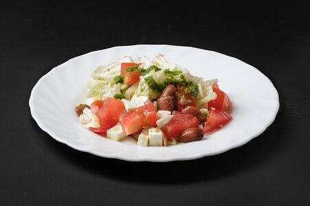 Салат с томатами, фасолью и сыром