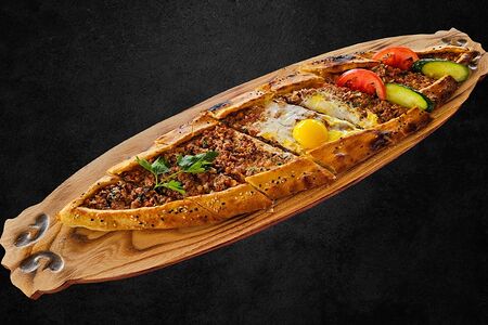 Пиде с фаршем и яйцом
