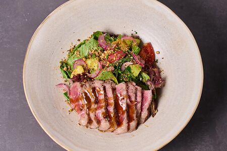Стейк-салат со стриплойном и копчёным томатом