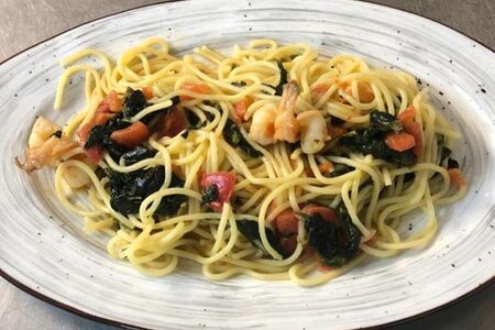 Спагетти c креветками и шпинатом