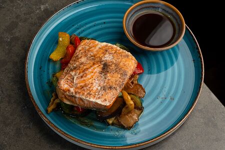 Стейк из лосося с соусом понзу