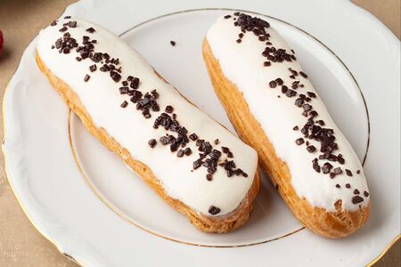 Эклер ванильный