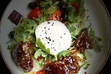 Биф-сaлaт с яйцом пашот