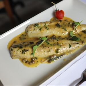 Макрель с лимонным соусом и каперсами