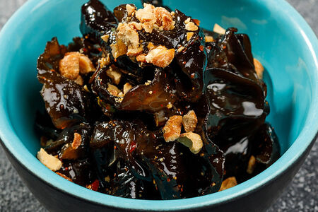 Грибы муэр в кисло-сладком соусе с арахисом