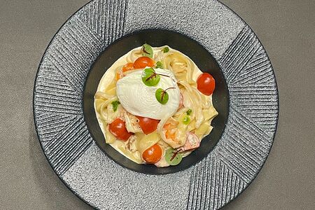 Паста с креветками, кальмарами и яйцом пашот