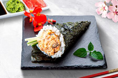 Ручной ролл с угрем