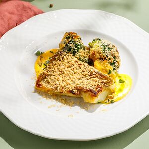 Треска в ореховой панировке с соусом голландез