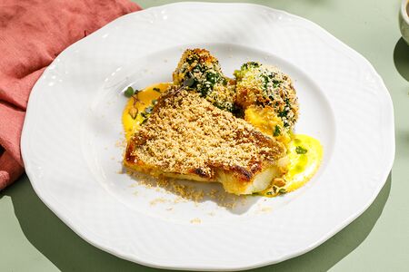 Треска в ореховой панировке с соусом голландез