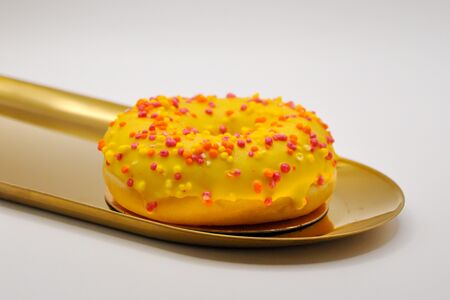 Донат с манговой начинкой 