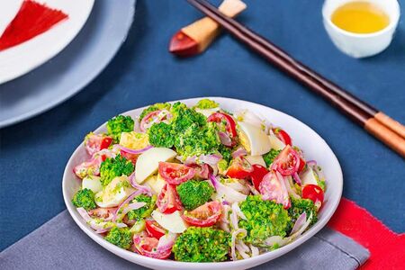 Салат из цветной капусты и брокколи с яйцом, помидорами и майонезом №218